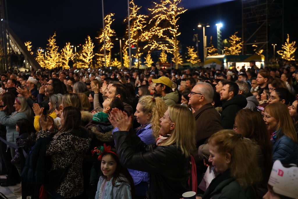 Εντυπωσιακή η χριστουγεννιάτικη φωταγώγηση του Ιδρύματος Σταύρος Νιάρχος