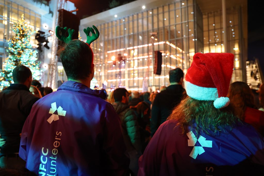 Εντυπωσιακή η χριστουγεννιάτικη φωταγώγηση του Ιδρύματος Σταύρος Νιάρχος