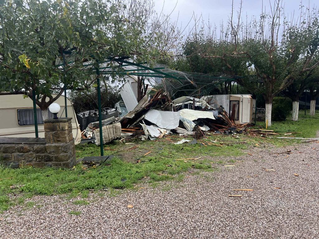 Εικόνες «βιβλικής» καταστροφής από ανεμοστρόβιλο που έπληξε τη Φοινικούντα