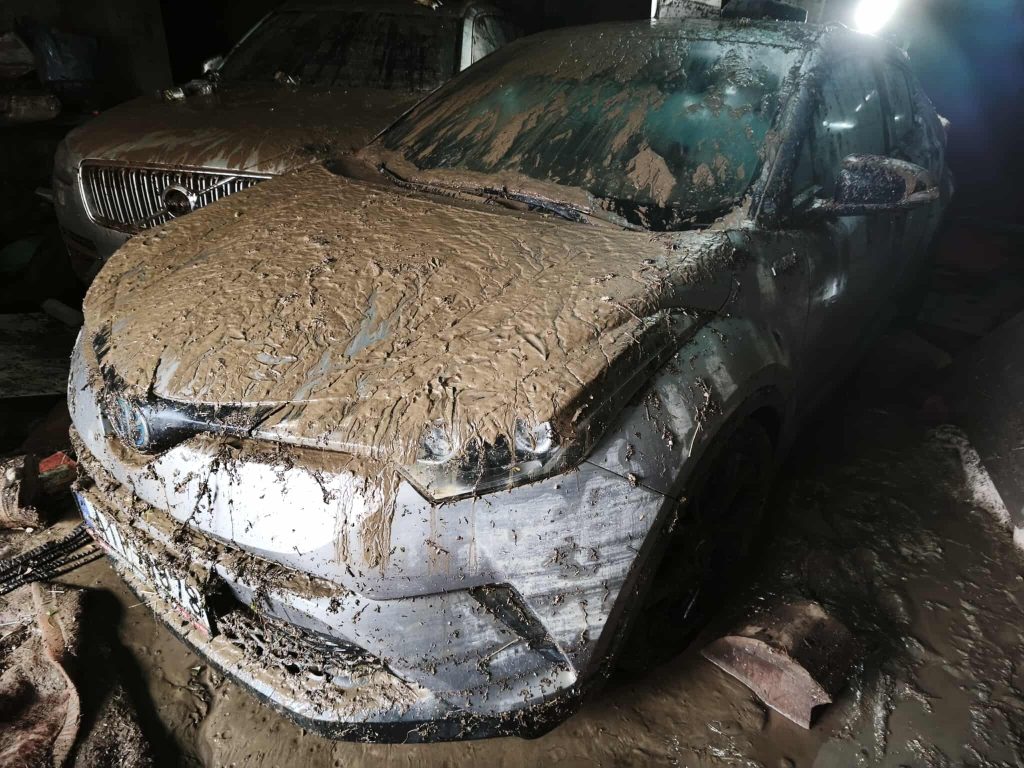 Σφοδρή κακοκαιρία σε Μεγαλόπολη, Καλαμάτα, Βόνιτσα: Δύο άτομα παρασύρθηκαν και οδηγοί ΙΧ εγκλωβίστηκαν, ανάμεσά τους μία έγκυος (Εικόνες)