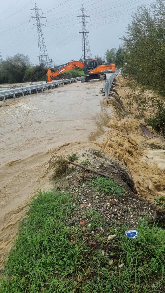 Σφοδρή κακοκαιρία σε Μεγαλόπολη, Καλαμάτα, Βόνιτσα: Δύο άτομα παρασύρθηκαν και οδηγοί ΙΧ εγκλωβίστηκαν, ανάμεσά τους μία έγκυος (Εικόνες)