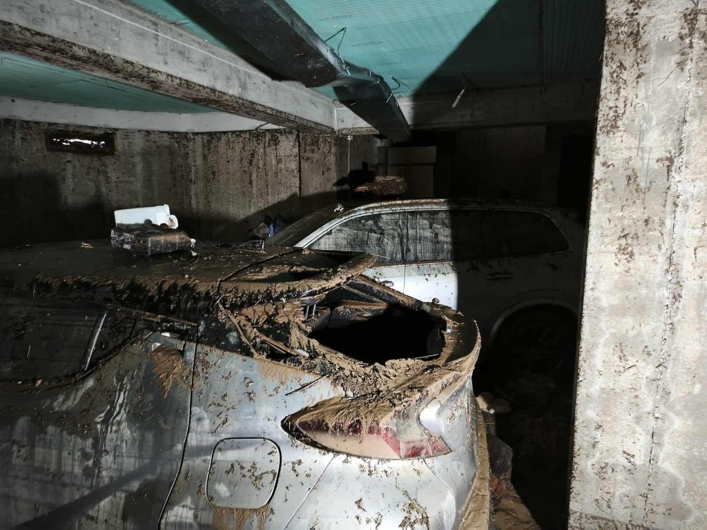 Σφοδρή κακοκαιρία σε Μεγαλόπολη, Καλαμάτα, Βόνιτσα: Δύο άτομα παρασύρθηκαν και οδηγοί ΙΧ εγκλωβίστηκαν, ανάμεσά τους μία έγκυος (Εικόνες)