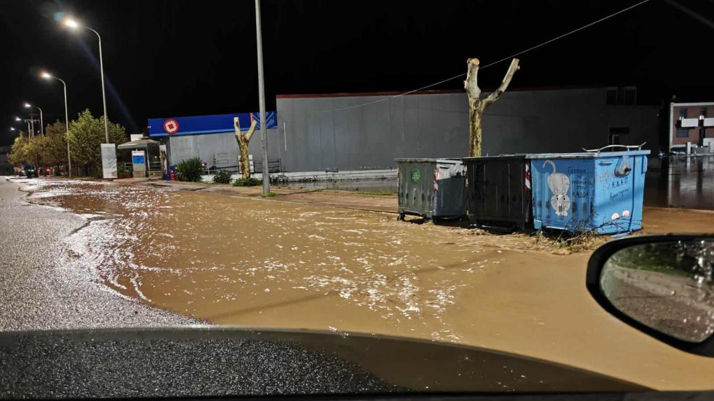 Σφοδρή κακοκαιρία σε Μεγαλόπολη, Καλαμάτα, Βόνιτσα: Δύο άτομα παρασύρθηκαν και οδηγοί ΙΧ εγκλωβίστηκαν, ανάμεσά τους μία έγκυος (Εικόνες)