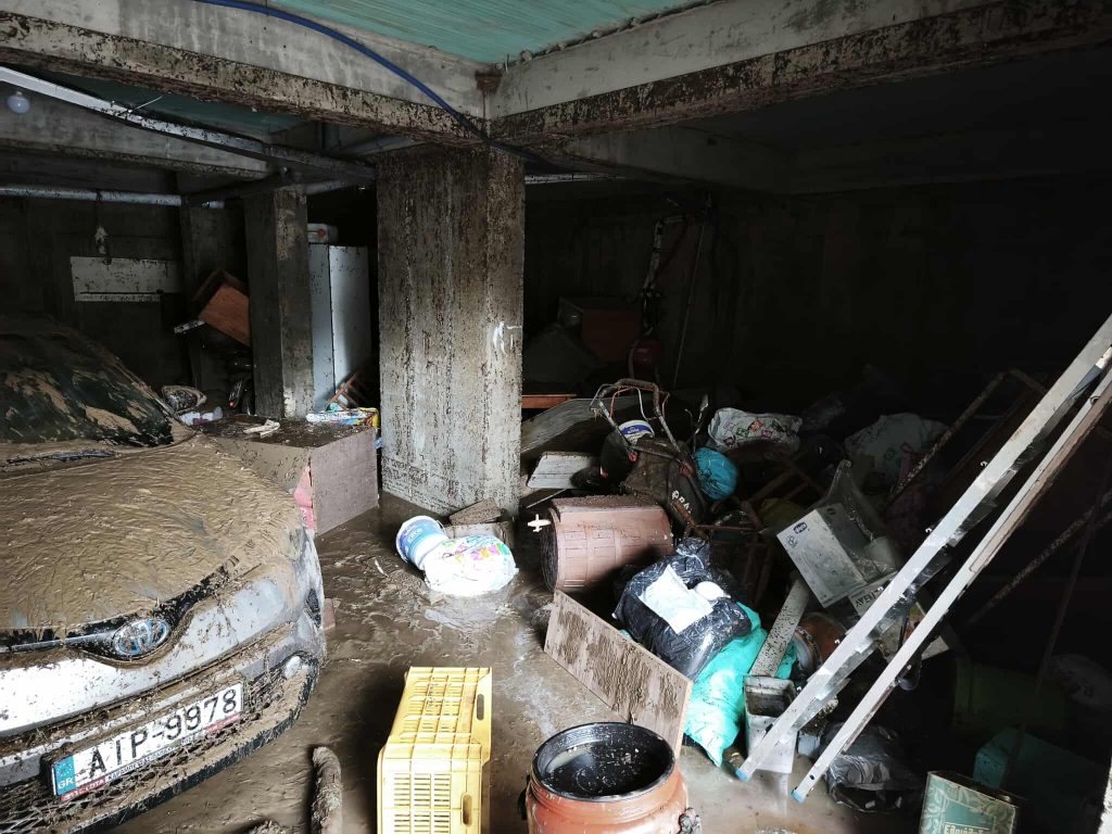 Σφοδρή κακοκαιρία σε Μεγαλόπολη, Καλαμάτα, Βόνιτσα: Δύο άτομα παρασύρθηκαν και οδηγοί ΙΧ εγκλωβίστηκαν, ανάμεσά τους μία έγκυος (Εικόνες)