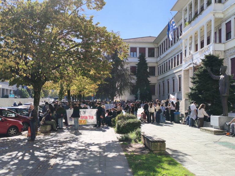Ιωάννινα: Ένωσαν τις φωνές τους φοιτητές, μαθητές και υγειονομικοί – Κοινό συλλαλητήριο για παιδεία και υγεία