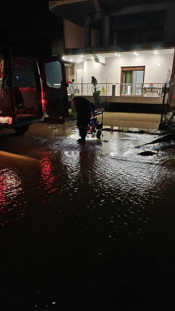 Σφοδρή κακοκαιρία σε Μεγαλόπολη, Καλαμάτα, Βόνιτσα: Δύο άτομα παρασύρθηκαν και οδηγοί ΙΧ εγκλωβίστηκαν, ανάμεσά τους μία έγκυος (Εικόνες)