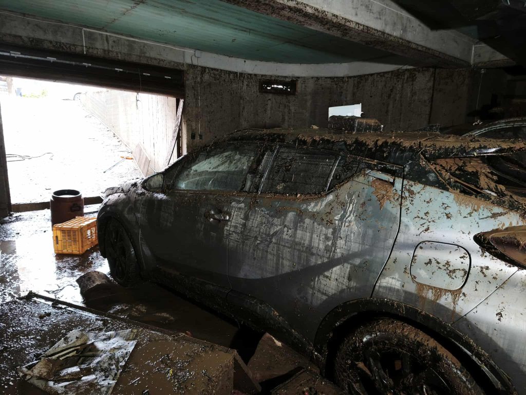 Σφοδρή κακοκαιρία σε Μεγαλόπολη, Καλαμάτα, Βόνιτσα: Δύο άτομα παρασύρθηκαν και οδηγοί ΙΧ εγκλωβίστηκαν, ανάμεσά τους μία έγκυος (Εικόνες)