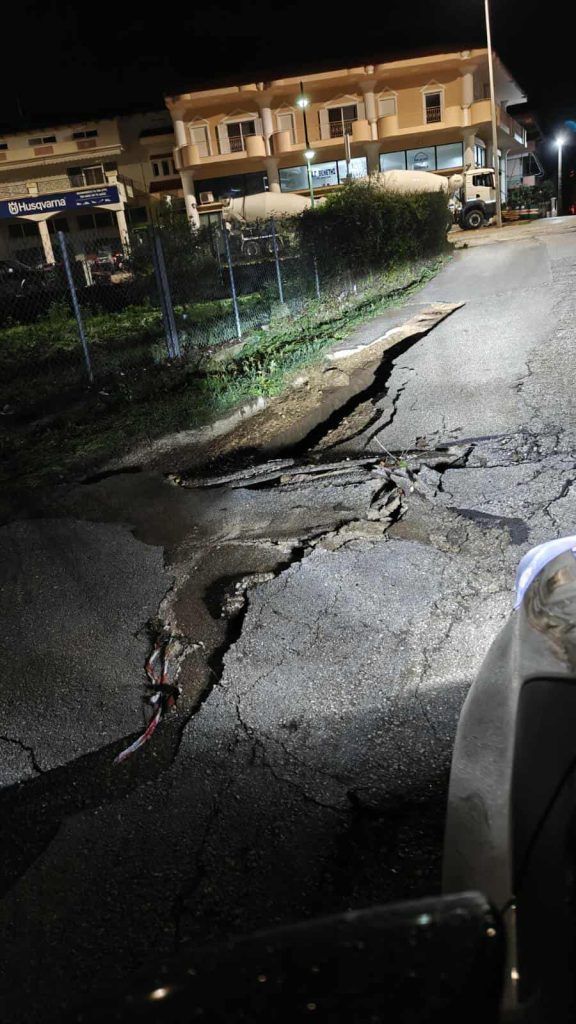Σφοδρή κακοκαιρία σε Μεγαλόπολη, Καλαμάτα, Βόνιτσα: Δύο άτομα παρασύρθηκαν και οδηγοί ΙΧ εγκλωβίστηκαν, ανάμεσά τους μία έγκυος (Εικόνες)
