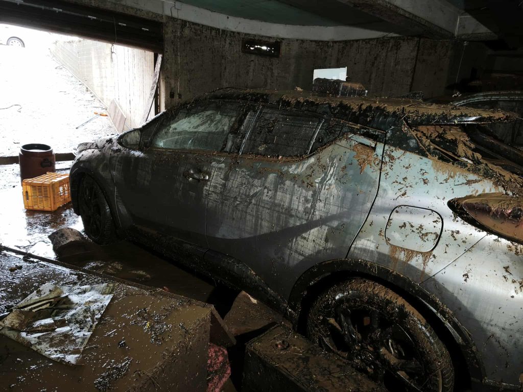 Σφοδρή κακοκαιρία σε Μεγαλόπολη, Καλαμάτα, Βόνιτσα: Δύο άτομα παρασύρθηκαν και οδηγοί ΙΧ εγκλωβίστηκαν, ανάμεσά τους μία έγκυος (Εικόνες)