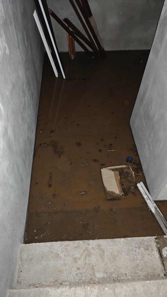 Σφοδρή κακοκαιρία σε Μεγαλόπολη, Καλαμάτα, Βόνιτσα: Δύο άτομα παρασύρθηκαν και οδηγοί ΙΧ εγκλωβίστηκαν, ανάμεσά τους μία έγκυος (Εικόνες)