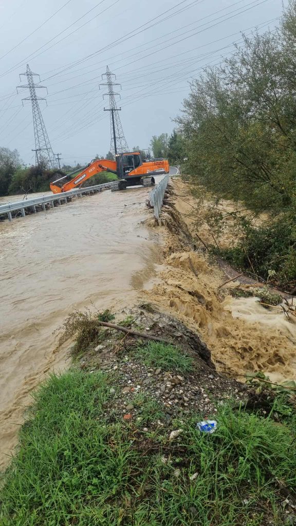Σφοδρή κακοκαιρία σε Μεγαλόπολη, Καλαμάτα, Βόνιτσα: Δύο άτομα παρασύρθηκαν και οδηγοί ΙΧ εγκλωβίστηκαν, ανάμεσά τους μία έγκυος (Εικόνες)