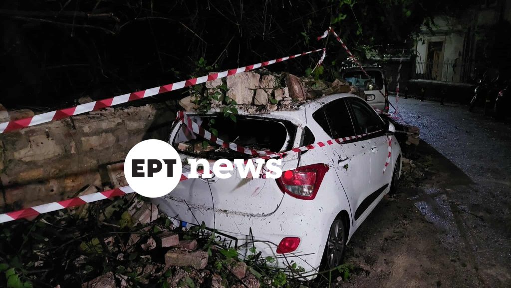 Κέρκυρα: Κατέρρευσε τοιχίο από την έντονη βροχόπτωση καταπλακώνοντας αυτοκίνητο