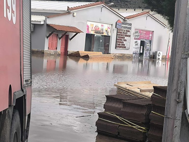 «Βούλιαξε» η Σκάλα της Λέσβου από την κακοκαιρία – «Έσπασε» ο ποταμός Τσικνιάς σε δύο σημεία