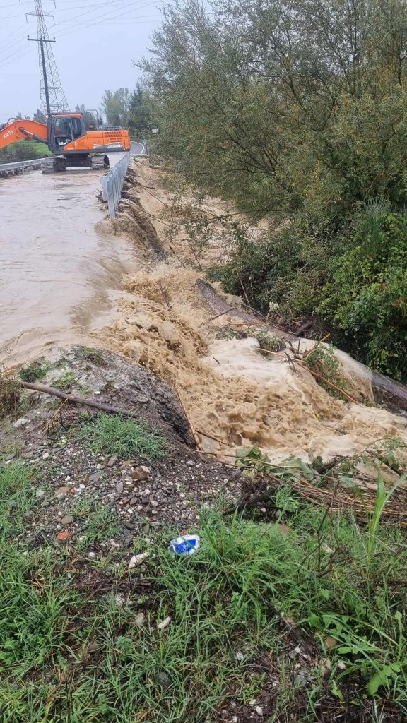 Σφοδρή κακοκαιρία σε Μεγαλόπολη, Καλαμάτα, Βόνιτσα: Δύο άτομα παρασύρθηκαν και οδηγοί ΙΧ εγκλωβίστηκαν, ανάμεσά τους μία έγκυος (Εικόνες)