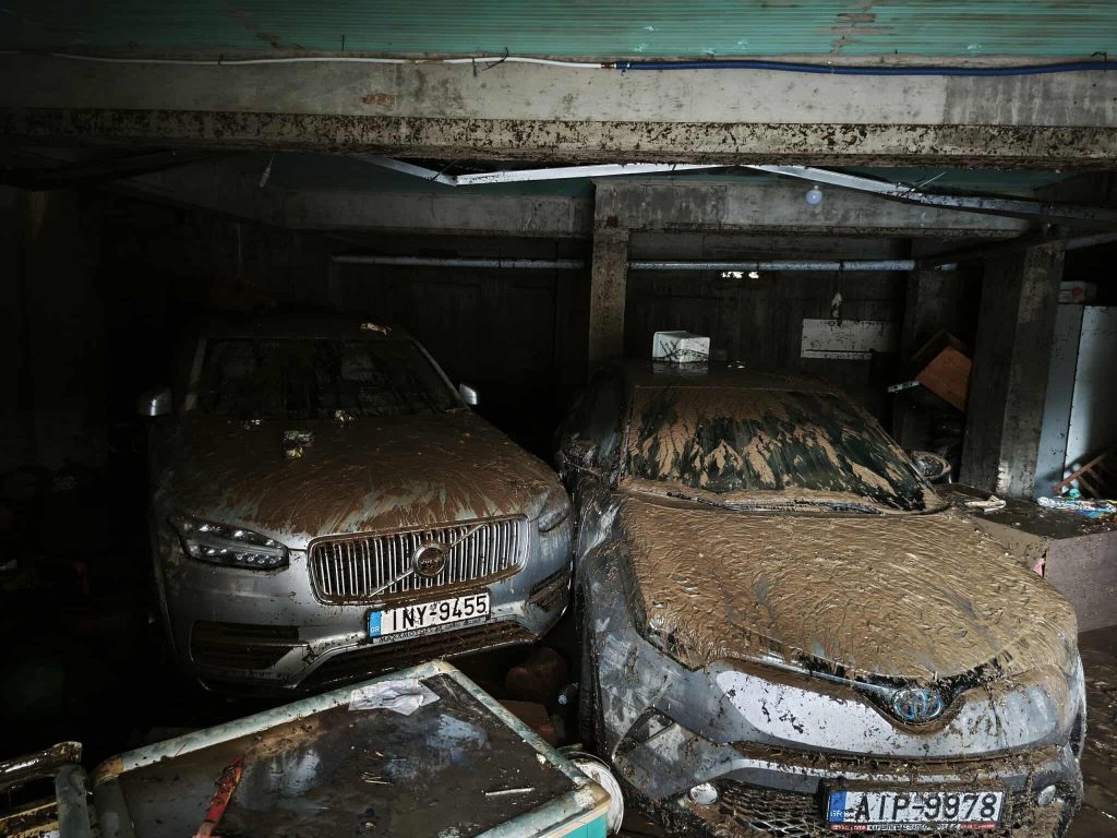 Σφοδρή κακοκαιρία σε Μεγαλόπολη, Καλαμάτα, Βόνιτσα: Δύο άτομα παρασύρθηκαν και οδηγοί ΙΧ εγκλωβίστηκαν, ανάμεσά τους μία έγκυος (Εικόνες)