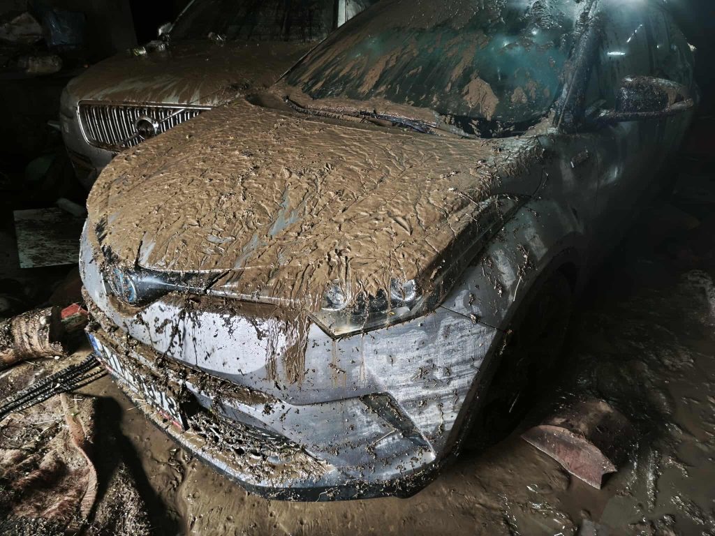 Σφοδρή κακοκαιρία σε Μεγαλόπολη, Καλαμάτα, Βόνιτσα: Δύο άτομα παρασύρθηκαν και οδηγοί ΙΧ εγκλωβίστηκαν, ανάμεσά τους μία έγκυος (Εικόνες)