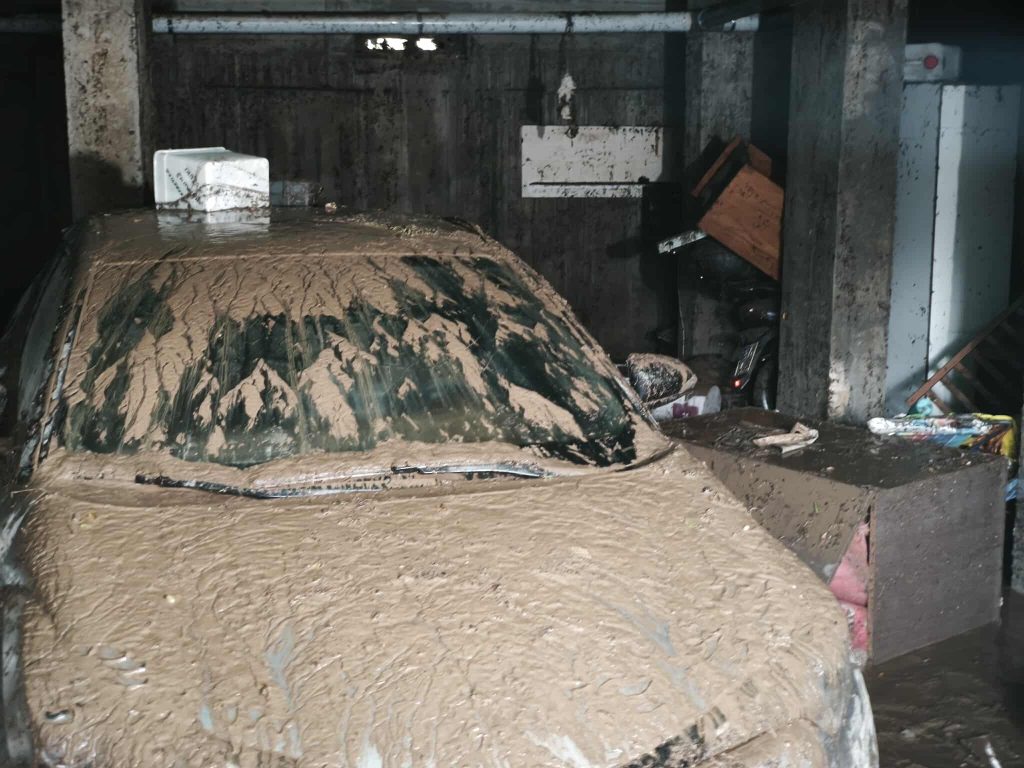 Σφοδρή κακοκαιρία σε Μεγαλόπολη, Καλαμάτα, Βόνιτσα: Δύο άτομα παρασύρθηκαν και οδηγοί ΙΧ εγκλωβίστηκαν, ανάμεσά τους μία έγκυος (Εικόνες)