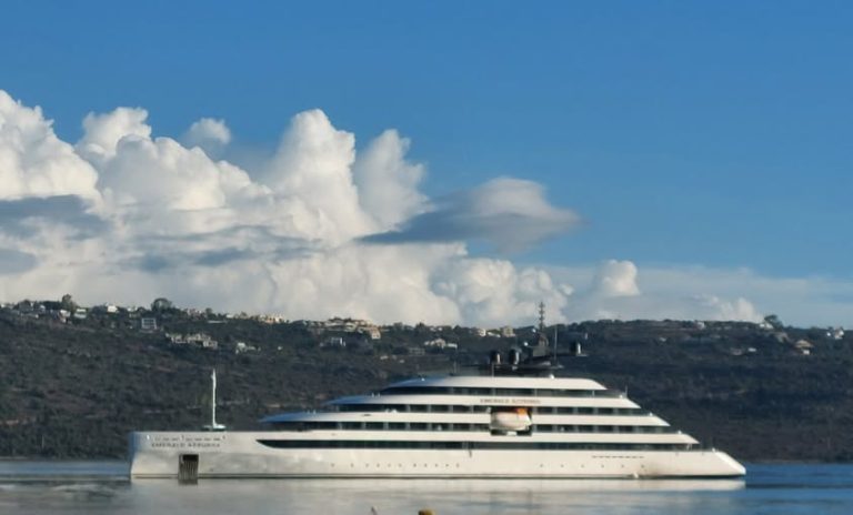 Χανιά: Υπερπολυτελές μικρό κρουαζιερόπλοιο στο λιμάνι της Σούδας