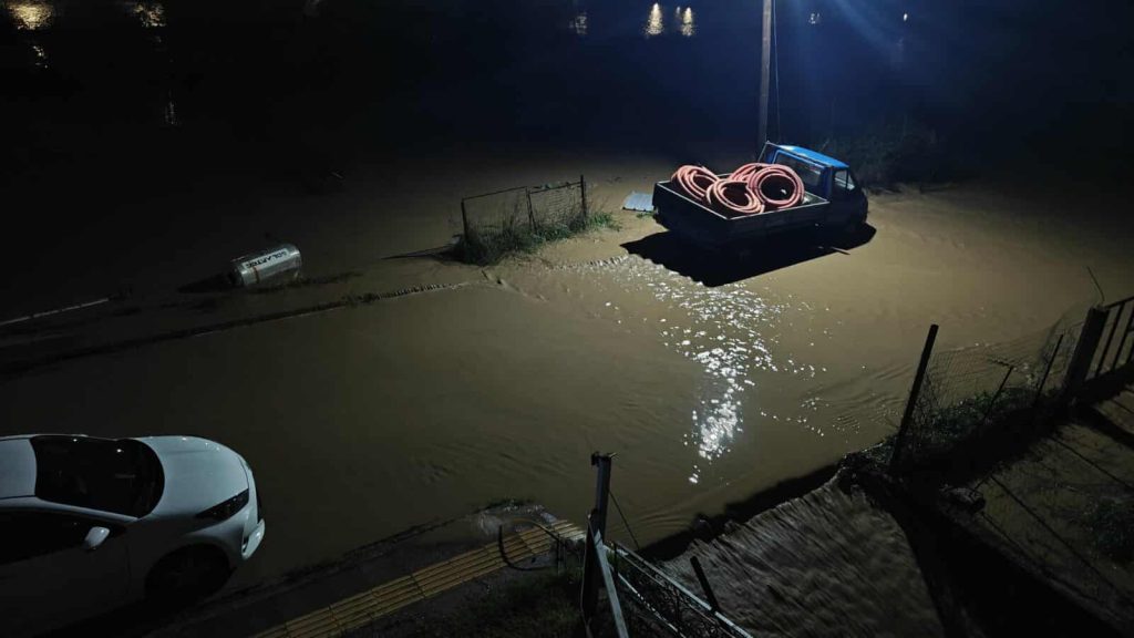 Σφοδρή κακοκαιρία σε Μεγαλόπολη, Καλαμάτα, Βόνιτσα: Δύο άτομα παρασύρθηκαν και οδηγοί ΙΧ εγκλωβίστηκαν, ανάμεσά τους μία έγκυος (Εικόνες)