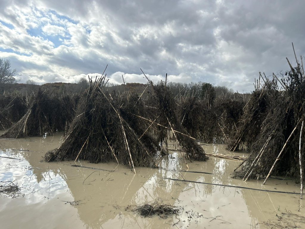 Σαρωτική επέλαση της κακοκαιρίας σε Ήπειρο και Καστοριά – Απαγόρευση κατανάλωσης πόσιμου νερού από την υπερχείλιση του Αλιάκμονα