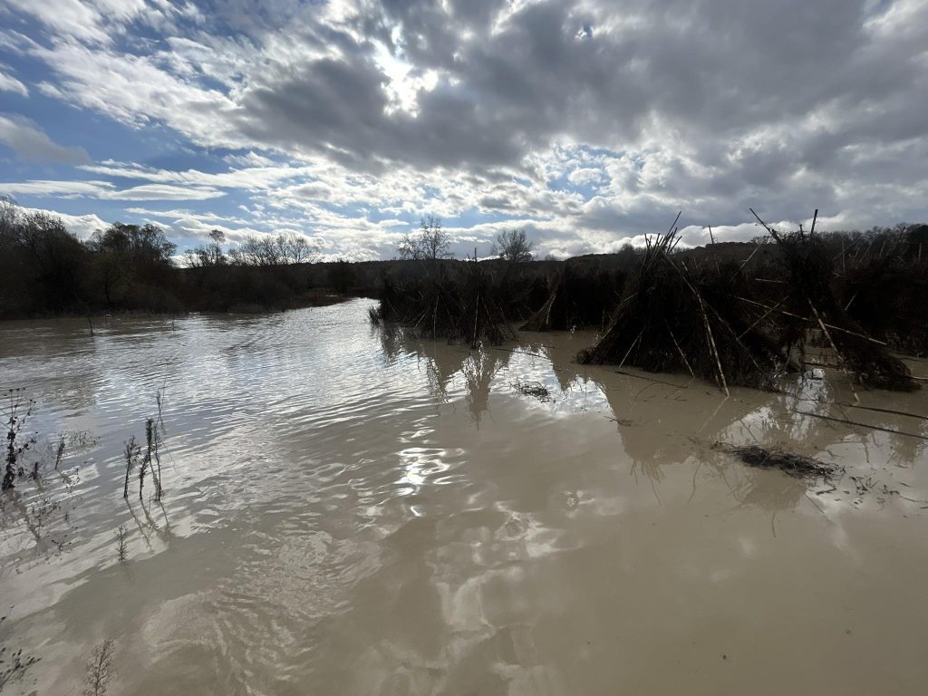 Σαρωτική επέλαση της κακοκαιρίας σε Ήπειρο και Καστοριά – Απαγόρευση κατανάλωσης πόσιμου νερού από την υπερχείλιση του Αλιάκμονα