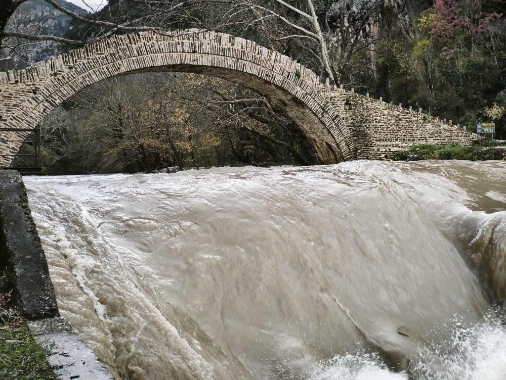 Σαρωτική επέλαση της κακοκαιρίας σε Ήπειρο και Καστοριά – Απαγόρευση κατανάλωσης πόσιμου νερού από την υπερχείλιση του Αλιάκμονα