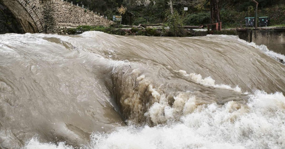 Σαρωτική επέλαση της κακοκαιρίας σε Ήπειρο και Καστοριά – Απαγόρευση κατανάλωσης πόσιμου νερού από την υπερχείλιση του Αλιάκμονα