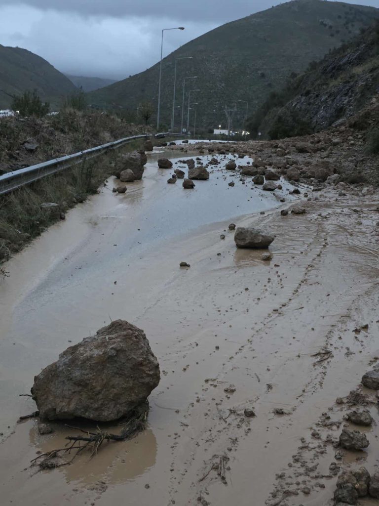 Απροσπέλαστοι οι δρόμοι στους Φιλιάτες Θεσπρωτίας- Τόνοι από λάσπη κάλυψαν τις καλλιέργειες στη Σαγιάδα