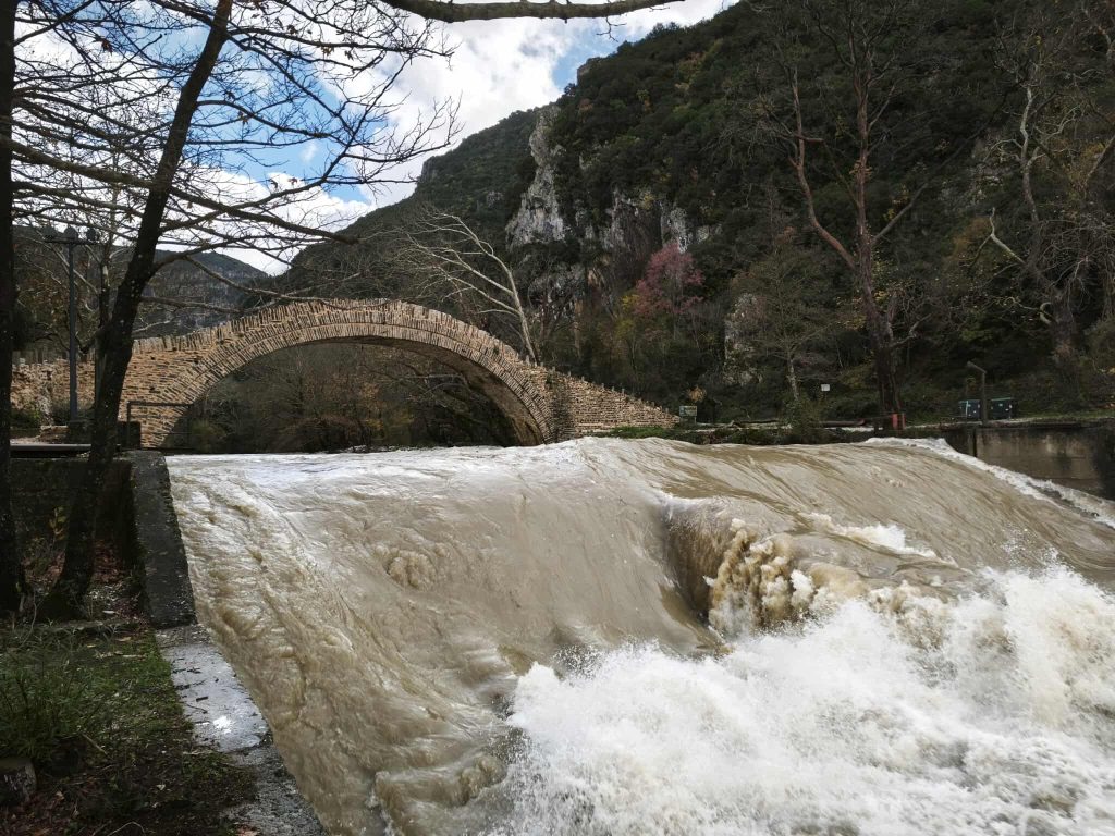 Σαρωτική επέλαση της κακοκαιρίας σε Ήπειρο και Καστοριά – Απαγόρευση κατανάλωσης πόσιμου νερού από την υπερχείλιση του Αλιάκμονα