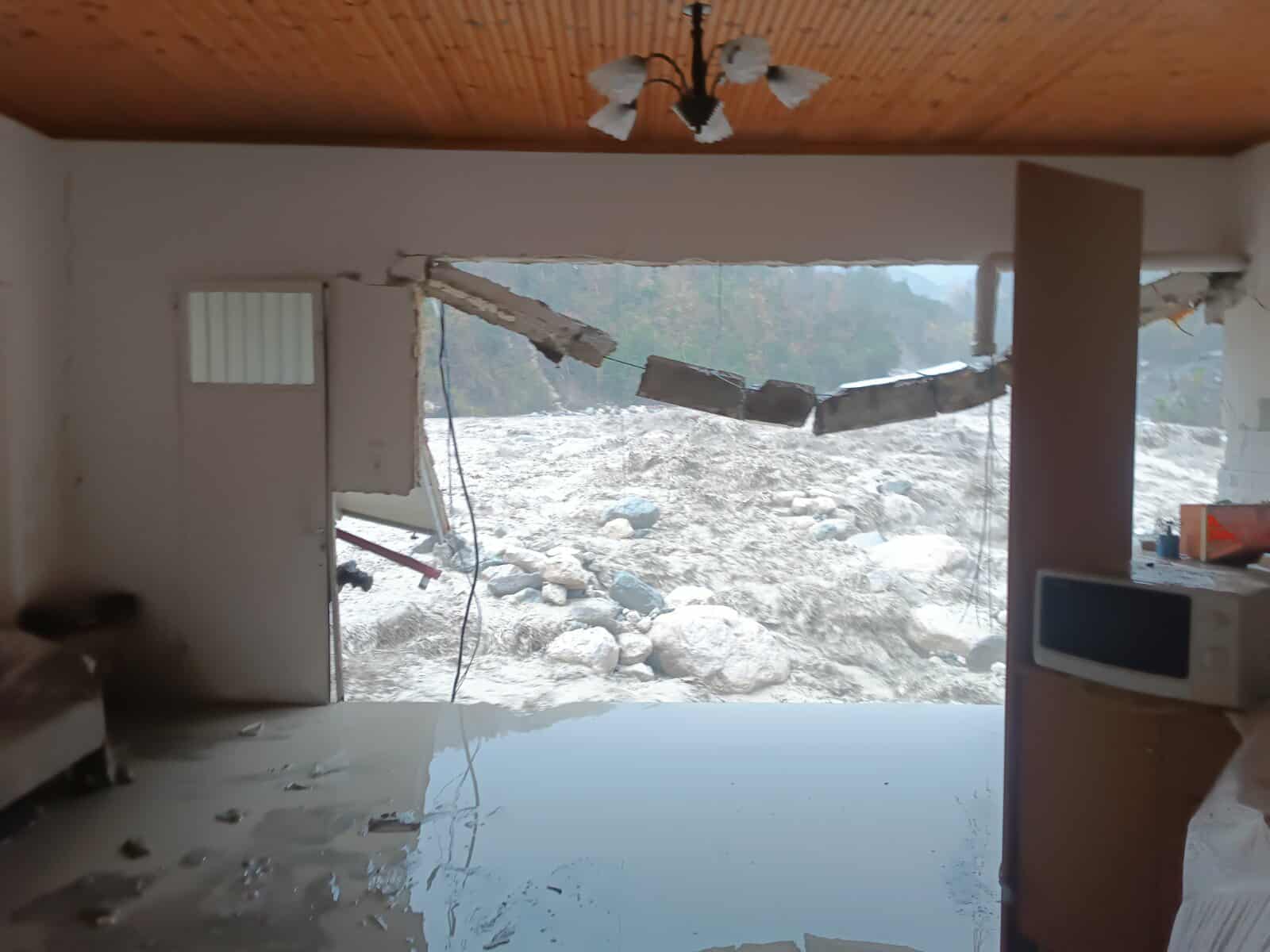 Σαρωτικό κύμα κακοκαιρίας: Σπίτια κόπηκαν στα δύο στα Τζουμέρκα – Αποκλεισμένα χωριά στον Ασπροπόταμο