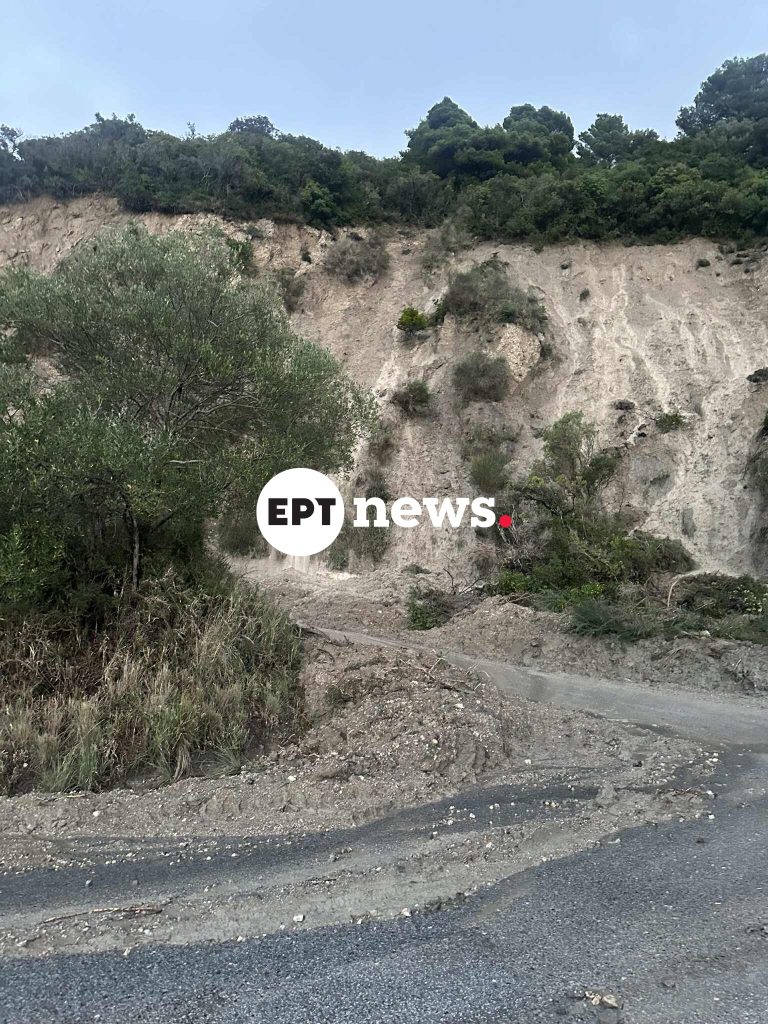 Κέρκυρα: Κατολισθήσεις στο δρόμο προς την παραλία Γλυφάδα – Με δυσκολία η κίνηση στο σημείο