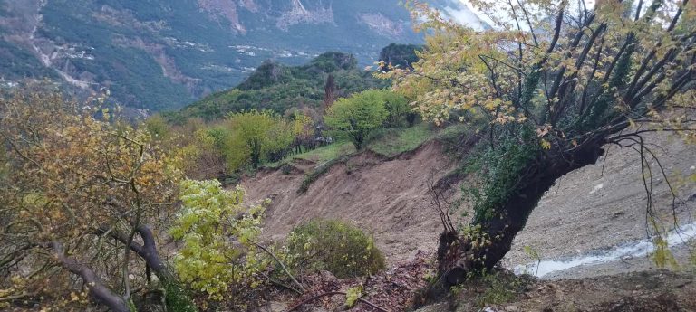 Οδοιπορικό του ΕΡΤnews στις κατολισθήσεις στην Ήπειρο – «Μετακινείται» πλαγιά κάτω από σπίτια του χωριού Κουκούλια στα Τζουμέρκα