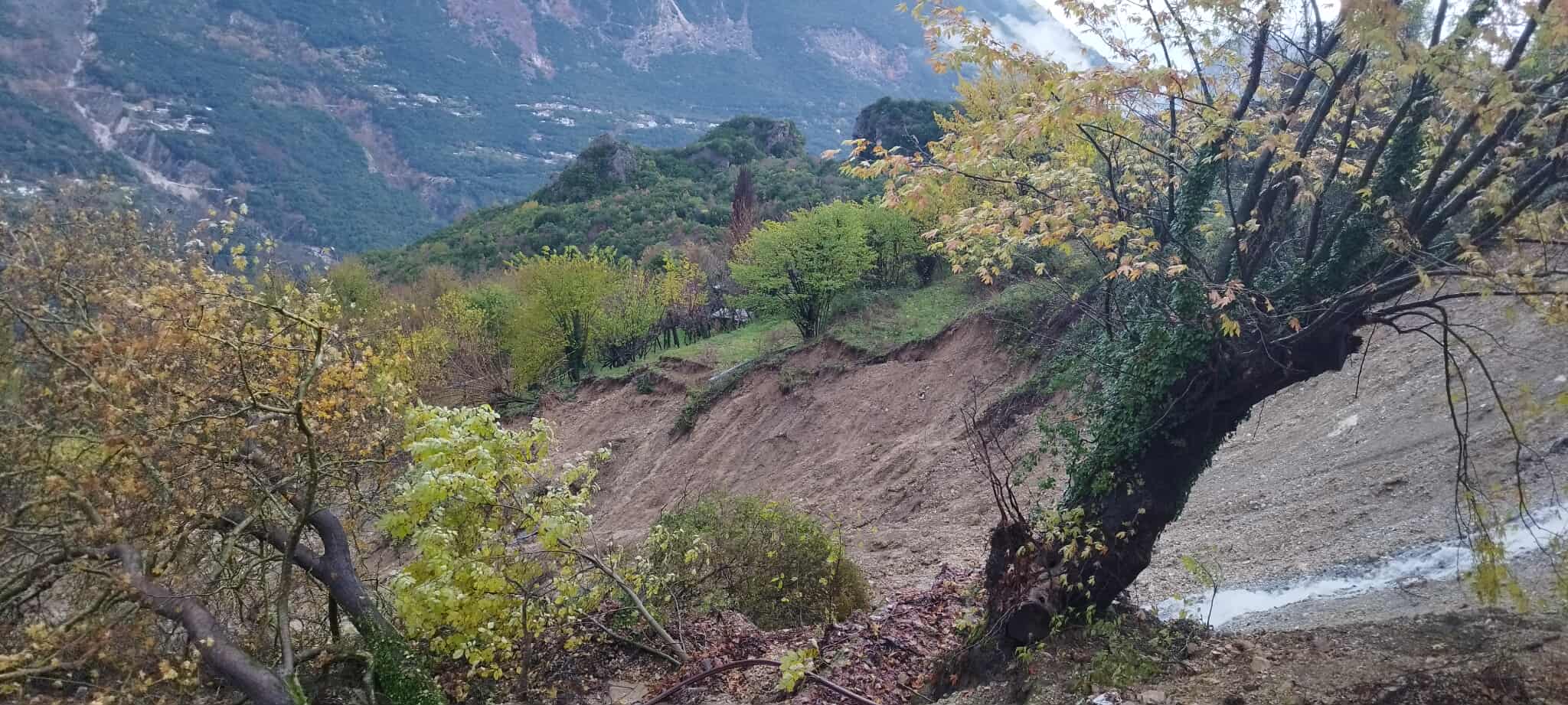 Οδοιπορικό του ΕΡΤnews στις κατολισθήσεις στην Ήπειρο – «Μετακινείται» πλαγιά κάτω από σπίτια του χωριού Κουκούλια στα Τζουμέρκα