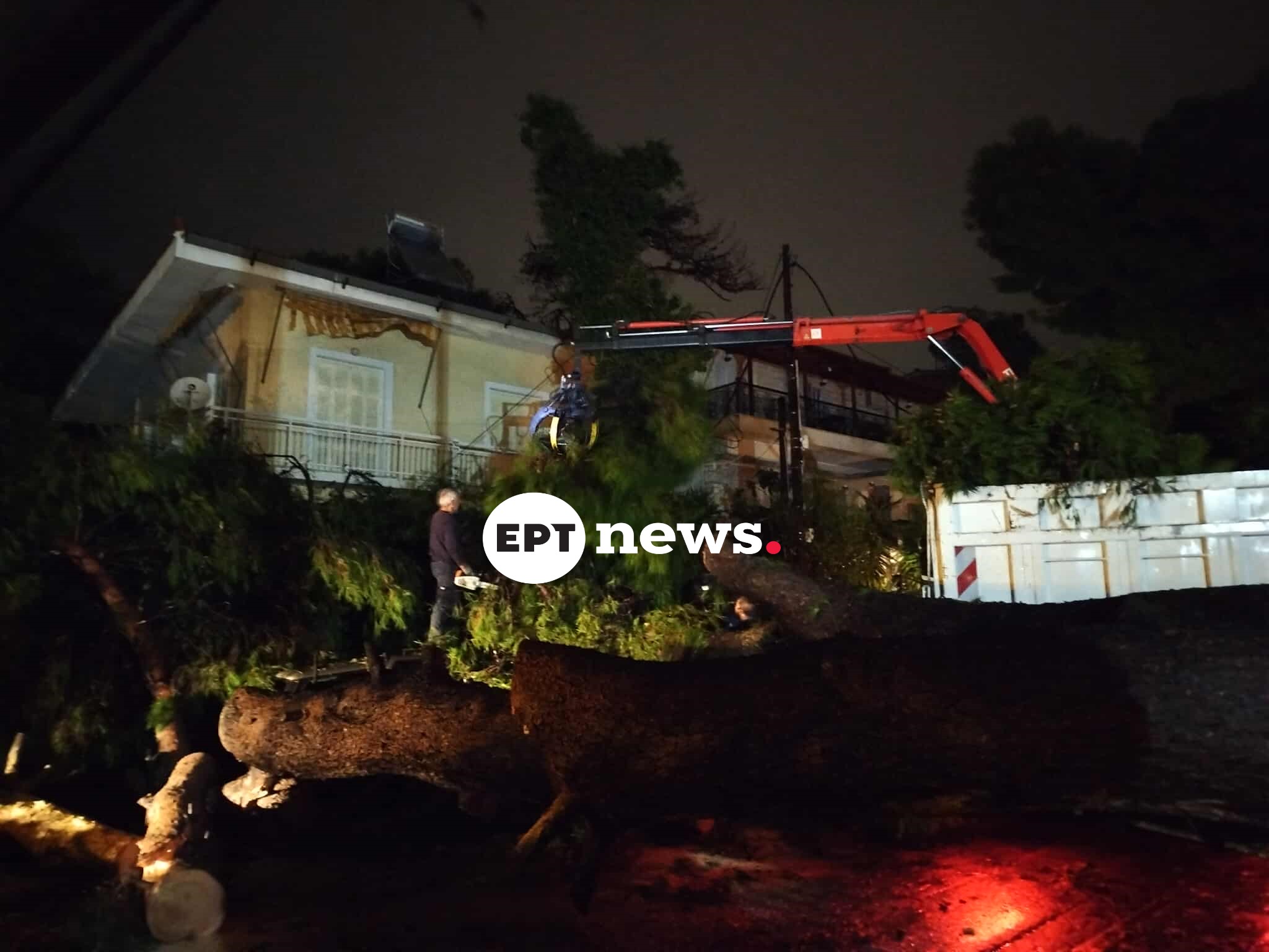 Προβλήματα από τη σφοδρή καταιγίδα στην Αττική: Πτώσεις δέντρων στην Κηφισιά – Πού θα βρέξει τις επόμενες ώρες