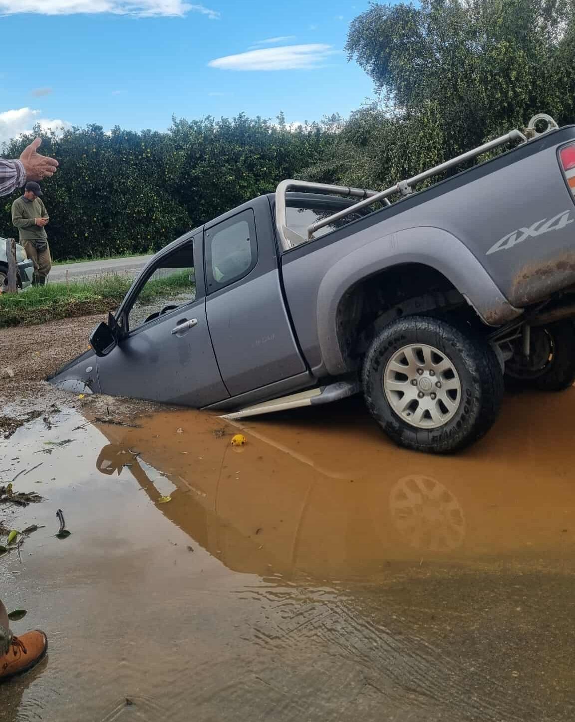 H κακοκαιρία Αdel χτύπησε τη Λακωνία: Η λάσπη «κατάπιε» αυτοκίνητο – Από «θαύμα» σώθηκε οδηγός