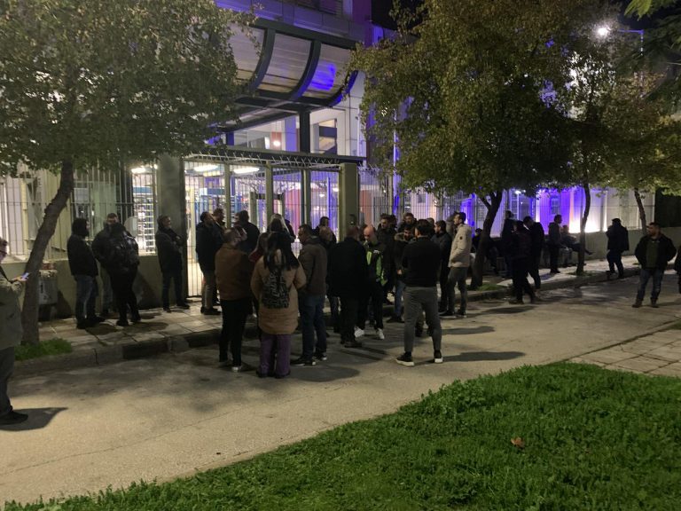 Λάρισα: Διαμαρτυρίες έξω από την Αστυνομική Διεύθυνση για τις συλλήψεις αγροτών