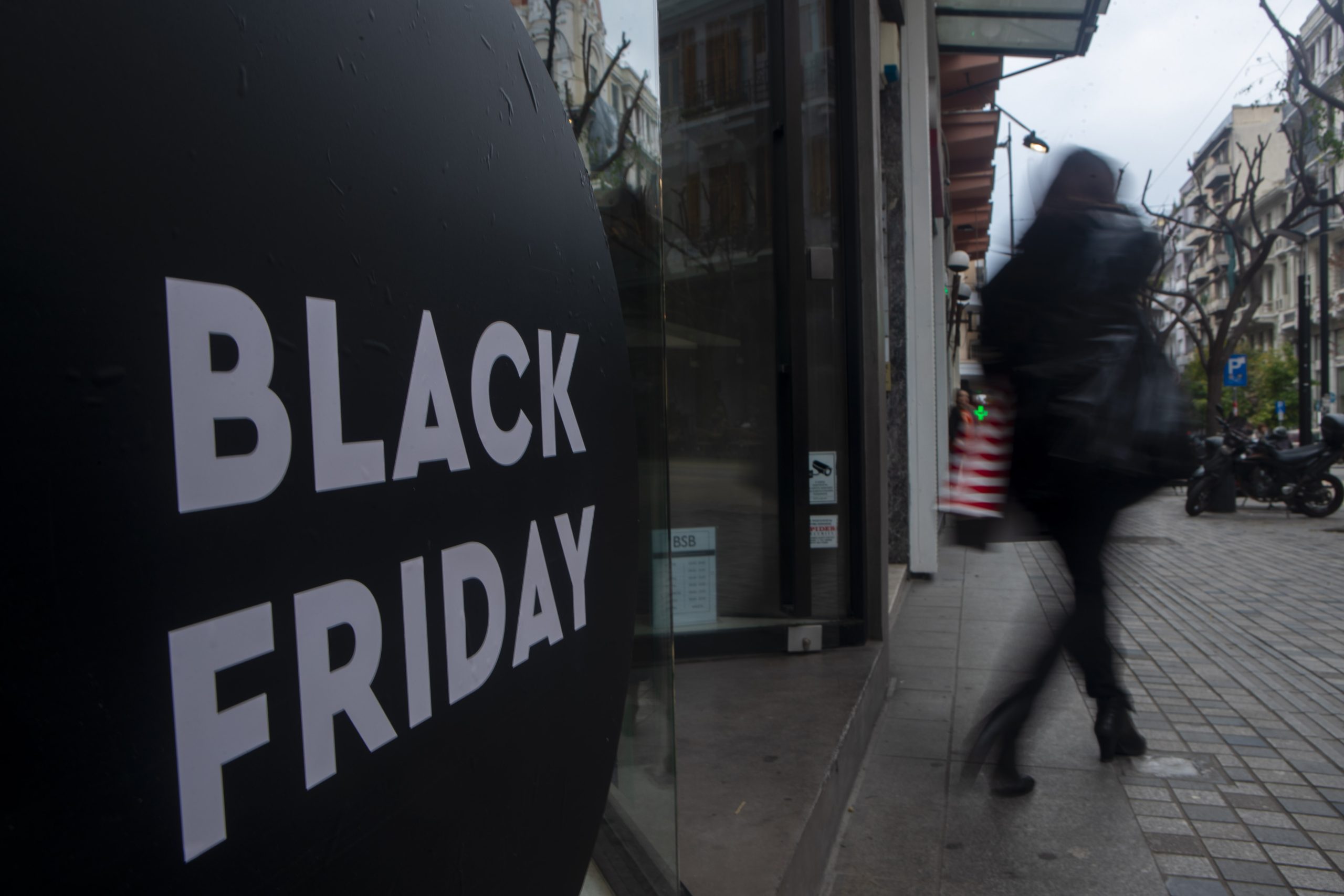 Σήμερα η «Black Friday»- Τι να προσέξουν οι καταναλωτές