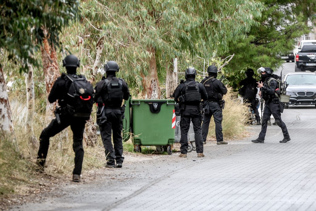 Πυροβολισμοί με τρεις νεκρούς και πολλούς τραυματίες στα Βορίζια Ηρακλείου: Βεντέτα «βλέπουν» οι αρχές – Πήραν τα όπλα και άρχισαν να «γαζώνουν» σπίτια