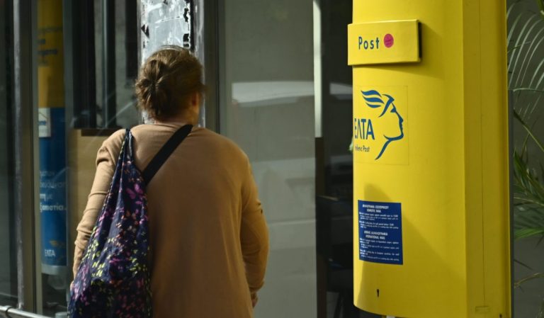 Αγανάκτηση για τα λουκέτα στα ΕΛΤΑ: Κινητοποιήσεις μετά το κλείσιμο δεκάδων καταστημάτων – Στις 5 μμ η συντονιστική σύσκεψη στη Βουλή