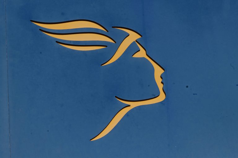 Διαμαρτυρίες για το κλείσιμο των ΕΛΤΑ – Η μεταρρύθμιση θα προχωρήσει αφού προηγηθεί διάλογος, λέει η κυβέρνηση