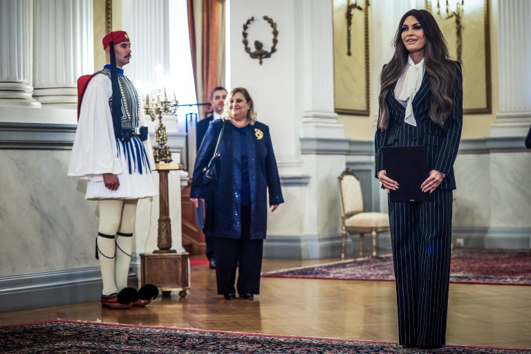 Στο προεδρικό μέγαρο η νέα πρέσβης των ΗΠΑ – Τα διαπιστευτήριά της επέδωσε η Κίμπερλι <strong><a href="https://www.ertnews.gr/tag/kimperli-gkilfoil/" target="_blank" rel="noreferrer noopener">Γκίλφοϊλ</a></strong>