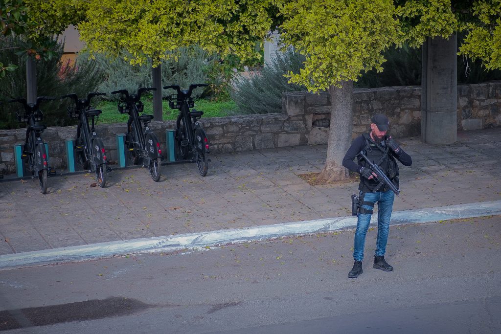 Πένθος και φόβος για νέο αιματοκύλισμα στα Βορίζια – Ανιχνευτής μετάλλων και drone στον ναό που τελείται η κηδεία της 56χρονης