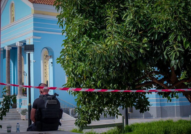 Εκδόθηκαν τα εντάλματα σύλληψης των τριών  αδελφών για το φονικό στα Βορίζια – Θρήνος και δρακόντεια μέτρα στην κηδεία της 56χρονης