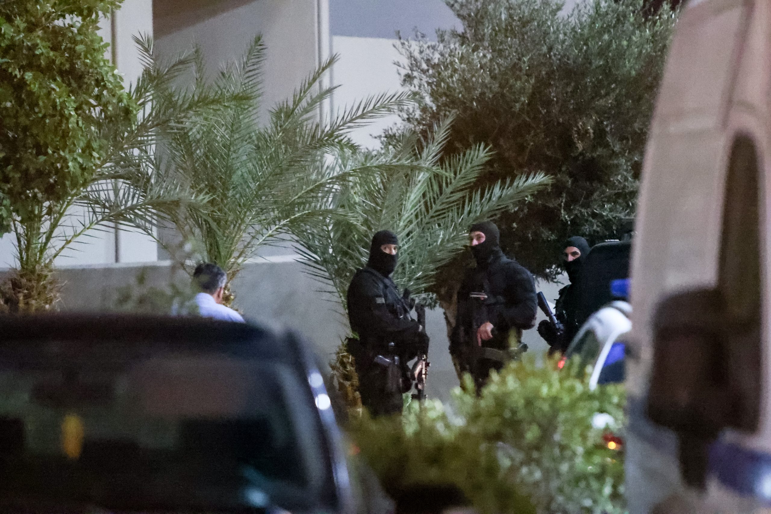 ΣΤΗΝ ΑΣΤΥΝΟΜΙΚΗ ΔΙΕΥΘΥΝΣΗ ΗΡΑΚΛΕΙΟΥ ΟΙ ΤΡΕΙΣ ΚΑΤΑΖΗΤΟΥΜΕΝΟΙ ΓΙΑ ΤΟ ΑΙΜΑΤΗΡΟ ΕΠΕΙΣΟΔΙΟ ΣΤΑ ΒΟΡΙΖΙΑ ΗΡΑΚΛΕΙΟΥ (ΣΤΕΦΑΝΟΣ ΡΑΠΑΝΗΣ/EUROKINISSI)