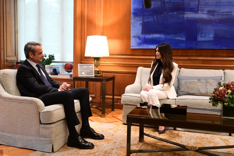 Στο Μέγαρο Μαξίμου η πρέσβης των ΗΠΑ Κ. Γκίλφοϊλ για τη συνάντηση με τον Κ. Μητσοτάκη