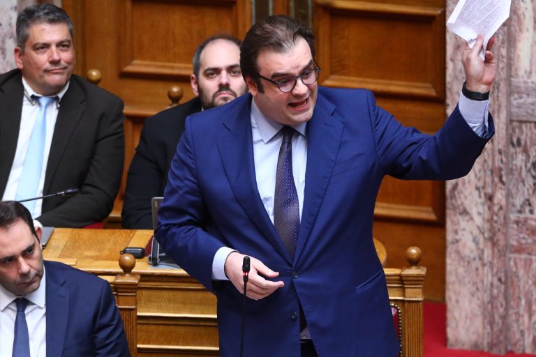 Μετωπική στη Βουλή για τα ΕΛΤΑ: Φαρισαίους και υποκριτές, χαρακτήρισε την κυβέρνηση ο Φάμελλος – Επί ημερών ΣΥΡΙΖΑ κλείσατε 77 καταστήματα, απάντησε ο Πιερρακάκης