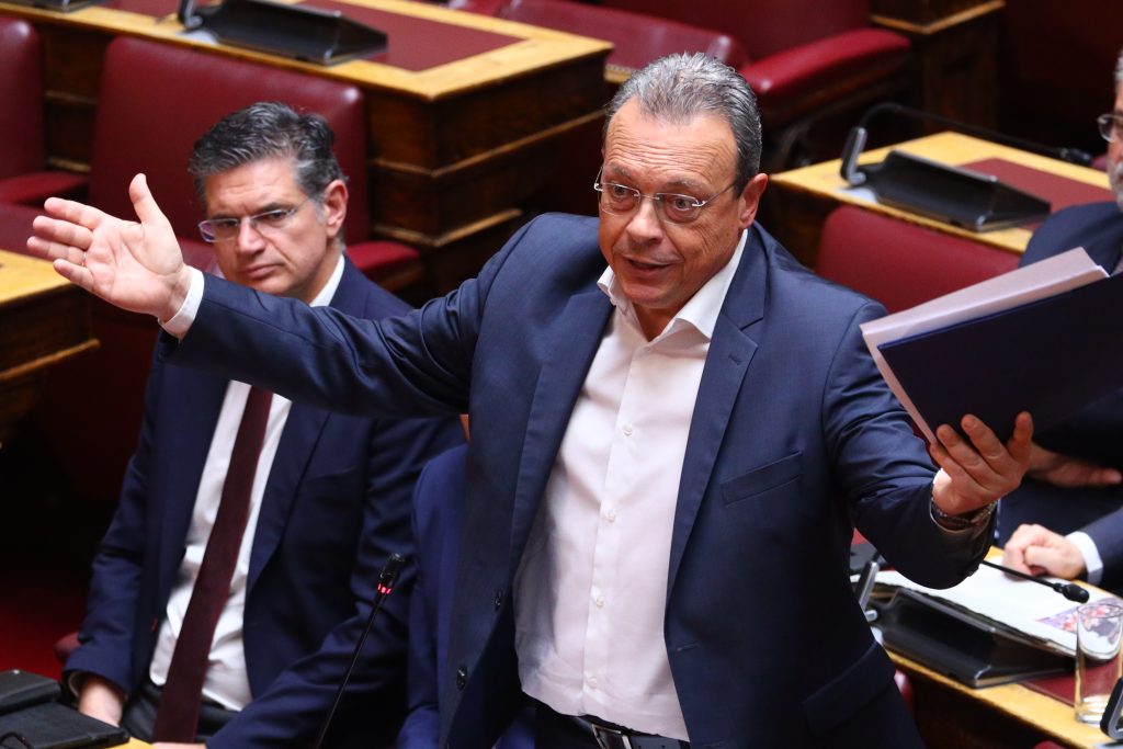 Μετωπική στη Βουλή για τα ΕΛΤΑ: Φαρισαίους και υποκριτές, χαρακτήρισε την κυβέρνηση ο Φάμελλος – Επί ημερών ΣΥΡΙΖΑ κλείσατε 77 καταστήματα, απάντησε ο Πιερρακάκης