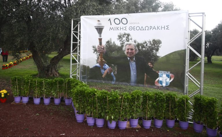 Μαραθώνιος Αθήνας: Τελετή έναρξης στον Τύμβο του Μαραθώνα – Αφιερωμένη στα 100 χρόνια από τη γέννηση του Μίκη Θεοδωράκη