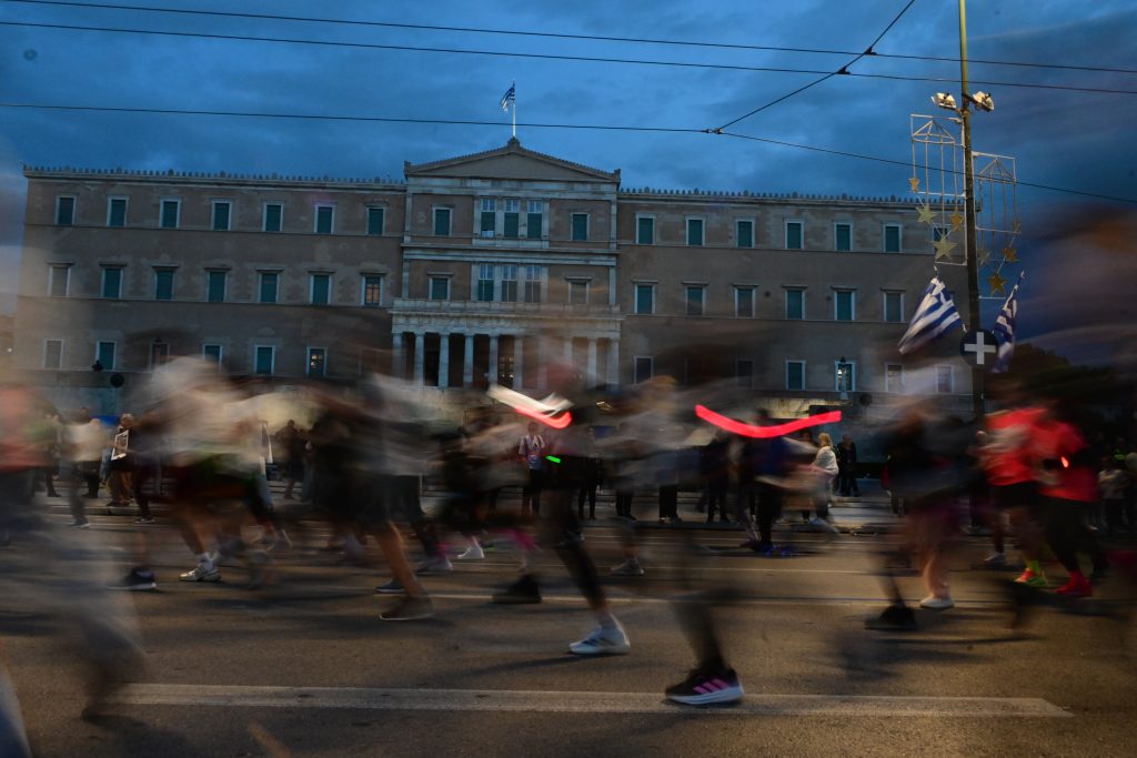 Στον παλμό του Μαραθωνίου η Αττική: Χιλιάδες δρομείς θα δώσουν το «παρών» – Ποιοι δρόμοι θα είναι κλειστοί, πώς θα κινηθούν τα ΜΜΜ