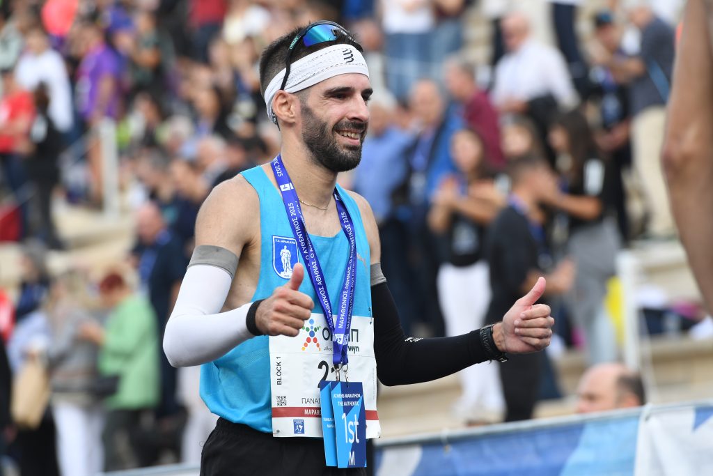 42ος Αυθεντικός Μαραθώνιος: Πρώτος στο Καλλιμάρμαρο ο Παναγιώτης Καραΐσκος – Δεύτερος έκοψε το νήμα ο Κώστας Σταμούλης